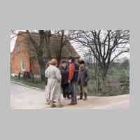 021-1004 Dorfklatsch mit russischen Bewohnern in Genslack.jpg